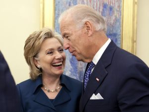 Clinton considera nombrar a Biden como secretario de Estado