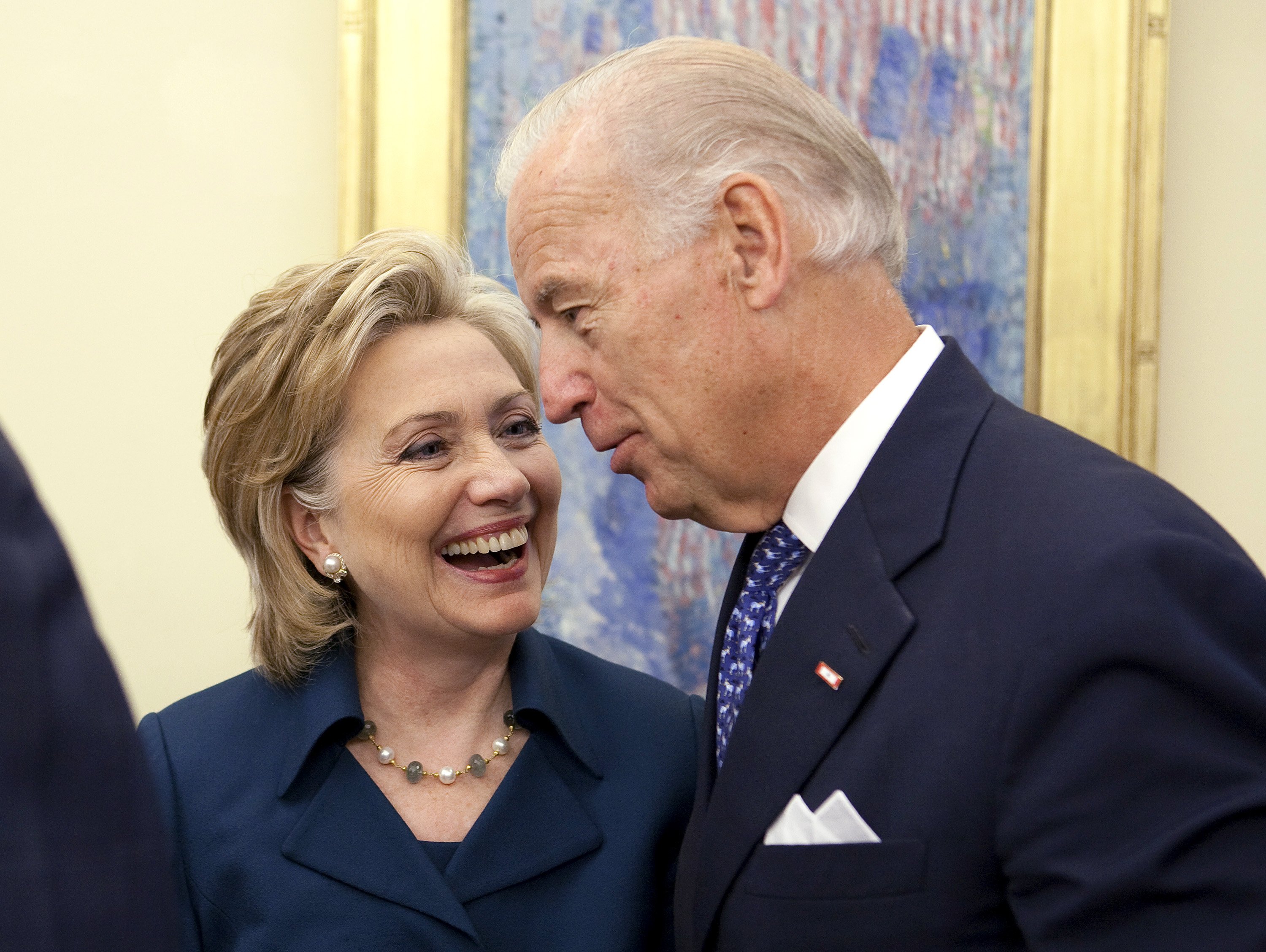 Clinton considera nombrar a Biden como secretario de Estado