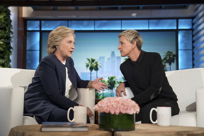 Clinton reconoce tono negativo en la campaña