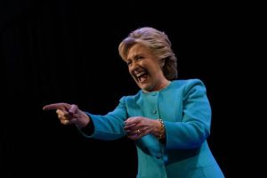 Clinton recorre estados claves impulsada por los sondeos