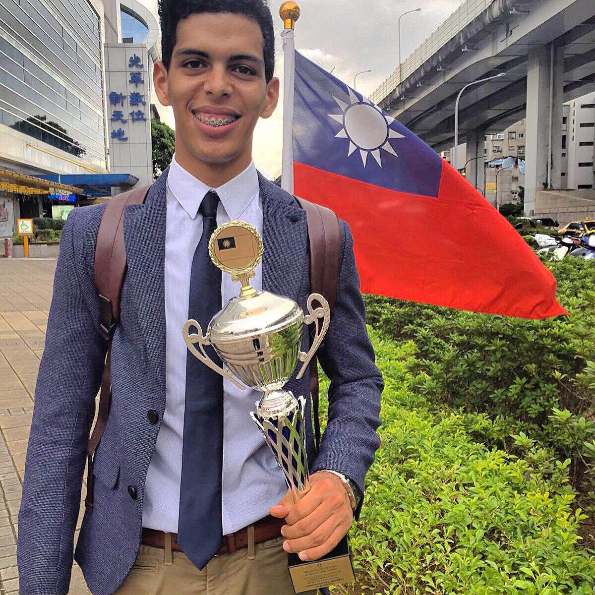 Estudiante PUCMM gana primer lugar en competencia en Taiwán