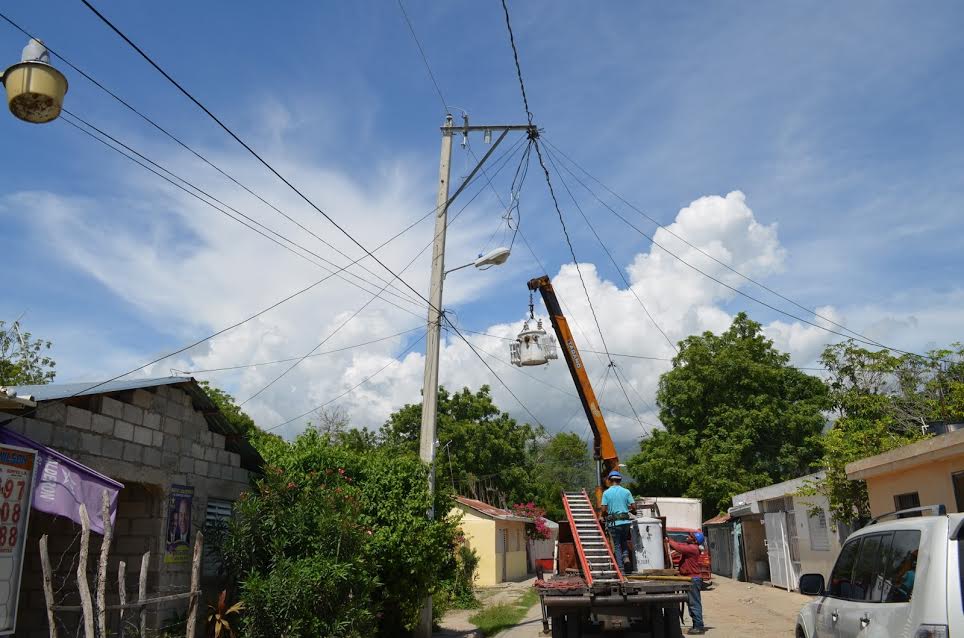 EDESUR instala transformadores en Cañada “El Concón” de Azua