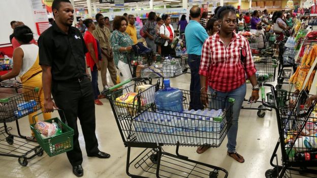 La población de Jamaica toma medidas ante la llegada del huracán Matthew