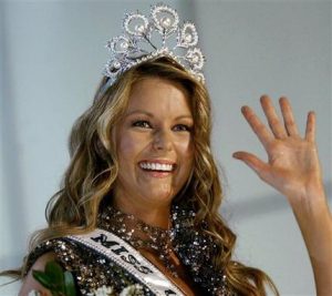 Ex Miss Universo dice que Trump la trató con respeto