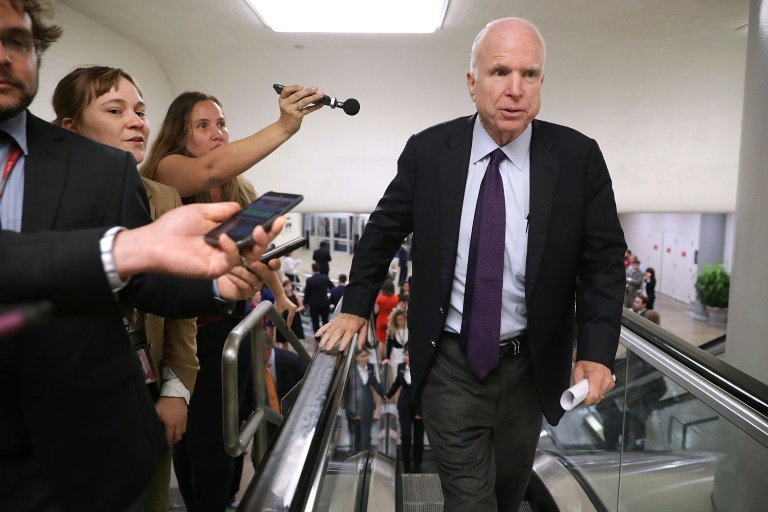 John McCain retira su apoyo a Trump tras difusión de videos misóginos