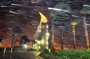 En imágenes:  el huracán Matthew llega a las costas de Florida con gran fuerza