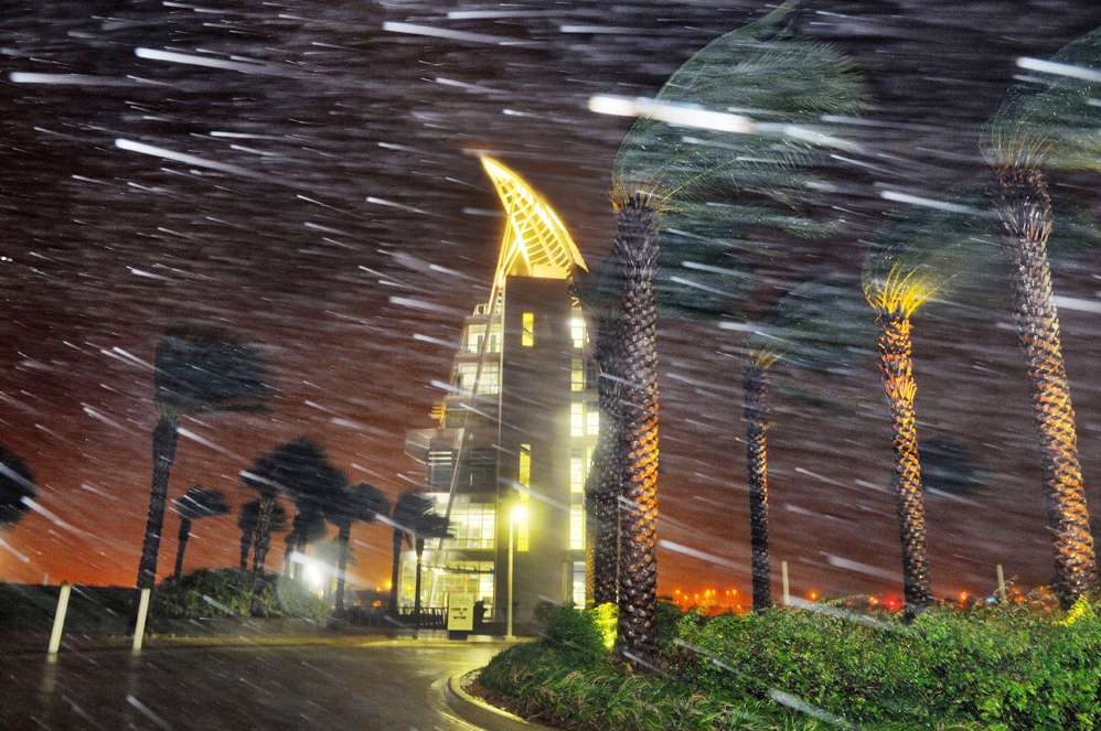 En imágenes: el huracán Matthew llega a las costas de Florida con gran fuerza