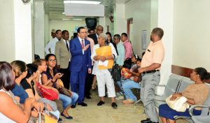 Ministro Educación visita hospital de maestros
