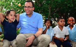 Ministro Educación visita escuelas en Azua para identificar problemas en planteles 
