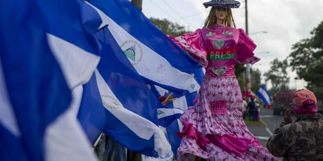 Marchan en Nicaragua con disfraces de payasos contra "circo electoral"