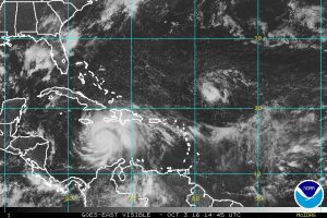 Más aerolíneas cancelan algunos vuelos por huracán Matthew