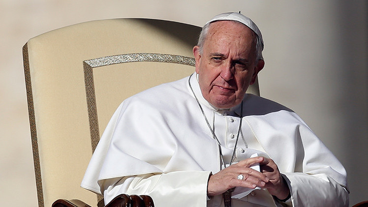 Papa dice que teoría de género es parte de una "guerra global" contra el matrimonio y la familia