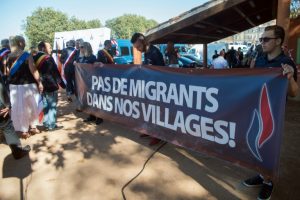 Centenares de personas manifiestan en varios pueblos franceses contra acogida de refugiados
