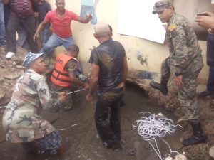Dajabón: rescatan obrero que casi muere atascado en desagüe 