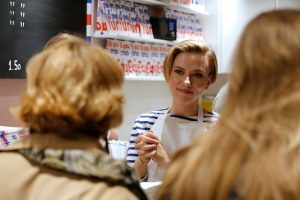 Scarlett Johansson, dependienta por un día en su tienda parisina de palomitas