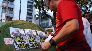 Militantes organizaron una vigilia por el posible arresto de Lula da Silva