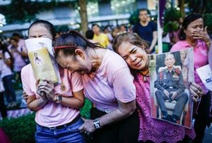 Tailandia llora la muerte del rey Bhumibol en la calle