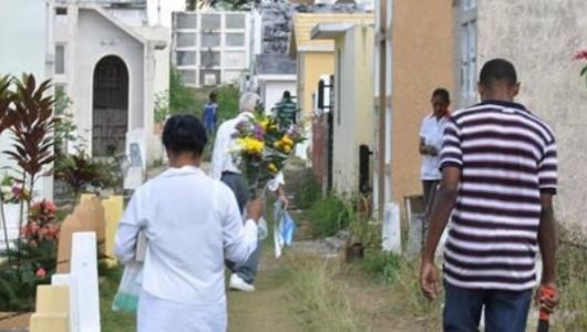 Decenas acuden a cementerios por Día de las Madres