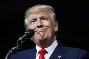 Trump se burla de la apariencia de las mujeres que lo acusan de abuso sexual