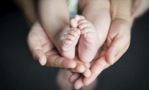 Nace el primer bebé del mundo engendrado con el ADN de tres padres diferentes