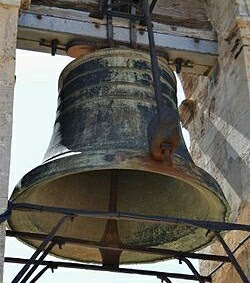 Dejan abandonada campana robada de iglesia emblemática de Santiago