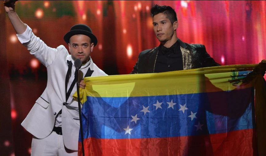 Fanáticos de “Chino y Nacho” cantaron consignas en contra del Gobierno Venezolano en un concierto en Londres