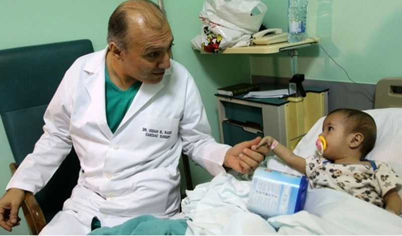 Cirujano dedicado a salvar niños sirios en Líbano