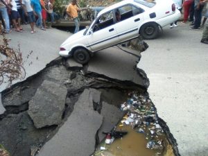 Se desploma puente entre Los Guaricanos y Villa Mella 