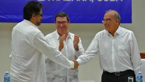 Negociadores del Gobierno colombiano y las FARC entablan para rescatar acuerdo de paz