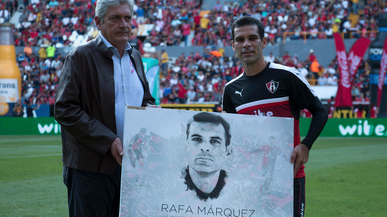 Reconocen al futbolista Rafa Márquez por 20 años de carrera
