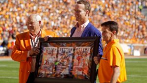 Los Tennessee rinden   homenaje a Peyton Manning