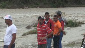 Crecida río Las Cuevas deja incomunicadas cuatro comunidades en Padre Las Casas