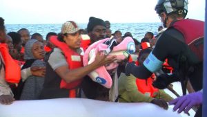 Rescatan más de 8,000 migrantes en costas de Libia 