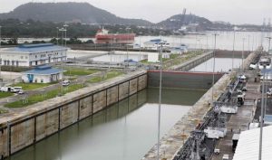 Cierra parcialmente Canal de Panamá por caída de vehículo