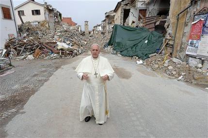 Papa visita por sorpresa zona afectada por sismo en Italia