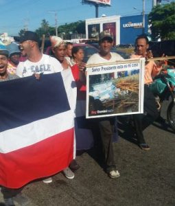 Desalojados de Santiago marchan hacia el Palacio Nacional en demanda de reubicación 
