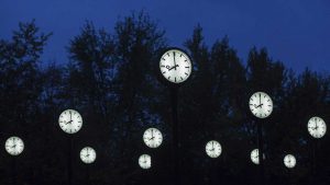 Los relojes se han atrasado una hora en España ;en pleno debate sobre el cambio de horario
