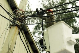 Edesur afirma que restableció servicio eléctrico luego de huracán Matthew
