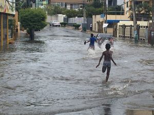Lluvias forman “lago” en una de las calles principales de Arroyo Hondo