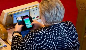 Atrapan a la primera ministra de Noruega jugando a Pokémon Go en el Parlamento
