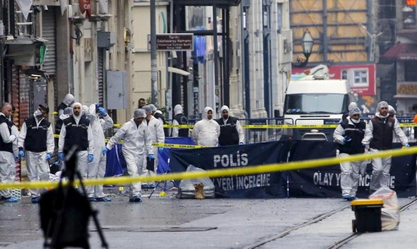 Unos kamikazes estallan y matan tres policías en Turquía