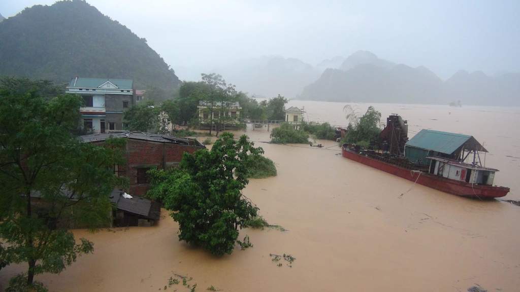 Más de 20 muertos por inundaciones en Vietnam, se acerca tifón Sarika