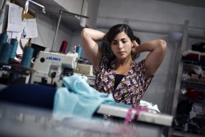 Madres venezolanas aprenden a coser y a montar sus propias empresas
