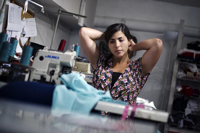 Madres venezolanas aprenden a coser y a montar sus propias empresas