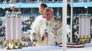 El papa Francisco cerró su gira por Suecia con la misa por el día de Todos los Santos