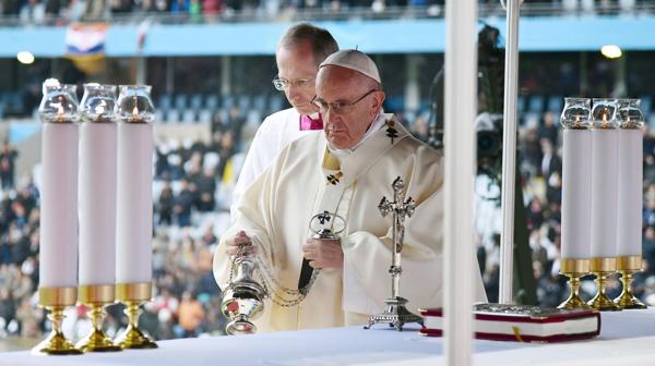 El papa Francisco cerró su gira por Suecia con la misa por el día de Todos los Santos
