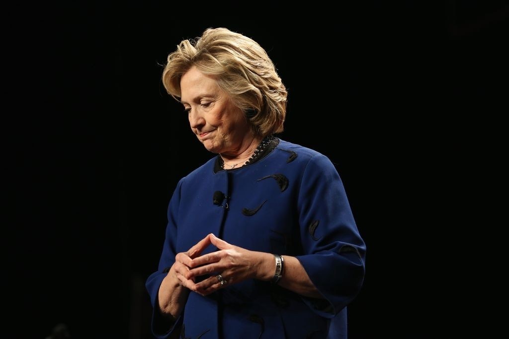 Republicanos insisten en que Clinton expuso secretos en sus comunicaciones