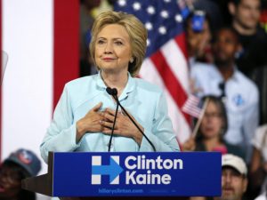 Hillary Clinton vota en Nueva York y confía en su victoria electoral
