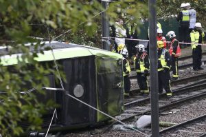 Descarrila tranvía en Londres; mueren al menos 5 personas y reportan 50 heridos