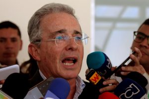 Uribe dice que prefiere trabajar en acuerdo con FARC y no pelear con Santos
